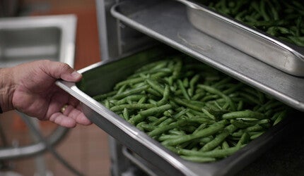 浪费监察员：运用人工智能减少耶鲁大学食堂的食物浪费